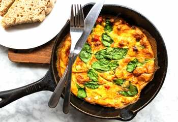 Frittata cu pulpă de dovleac rasă, adăugată direct în compoziție. O idee originală și rapid de preparat pentru un (…)