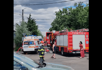Incendiu la mai multe locuinţe din Sectorul 1. Pompierii intervin cu 14 autospeciale