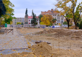 Modernizarea Parcului 1 Decembrie avansează: alei pavate, irigații și pregătiri pentru plantări