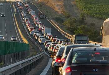 FOTO | Coloane de mașini și blocaj de aproape o oră pe A2, dinspre litoral spre Capitală, posibil din cauza (…)