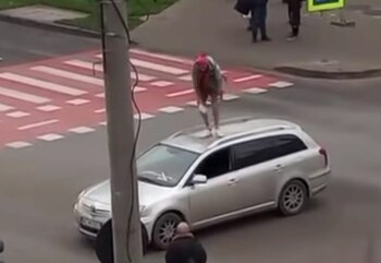 Un tânăr beat a făcut circ într-o intersecție din Bacău. A blocat circulația și s-a urcat pe mașină ca să citească o (…)