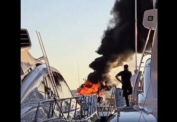 Un superiaht de lux a luat foc în portul Saint-Tropez, pe Coasta de Azur