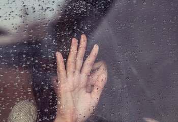 Un bărbat a fost reţinut după ce a obligat două tinere să se prostitueze la Constanța / Una din victime a reuşit să (…)