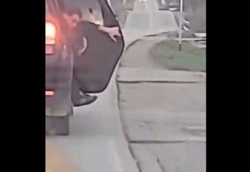 Scene șocante! Un tânăr s-a aruncat dintr-o mașină aflată în mers și a ajuns la spital cu multiple răni