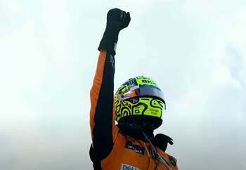 Lando Norris câștigă pe ploaie la Silverstone / Piastri penalizat din cauza unui incident sub Safety Car / (…)