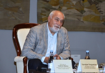 Scriitorul Varujan Vosganian a conferenţiat la Oradea. „Nu poţi să înveţi să fii liber decât în libertate”