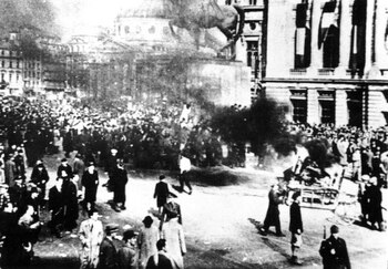 Ziua în care românii s-au lăsat împușcați pentru a-i ura la mulți ani regelui. Ultima mare manifestație (…)