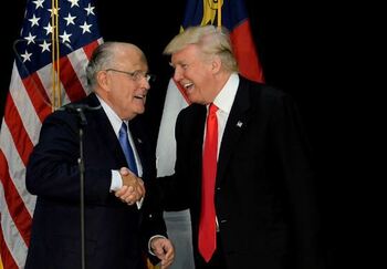 Rudy Giuliani, fost primar al New York și apropiat al lui Trump, a fost spitalizat după un accident rutier