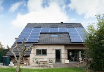 Cât te costă, de fapt, să montezi panouri fotovoltaice fără ajutor de la stat? Bateria e scumpă, când merită să o (…)