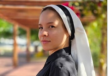 O călugăriță a renunțat la viața din mănăstire pentru a preda yoga în bikini: „Am fost învățată că senzualitatea era (…)