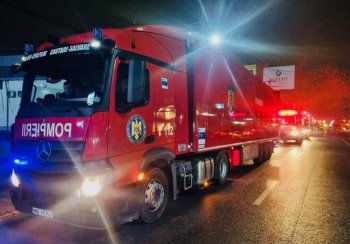 Autostrada A2, închisă temporar din cauza resturilor de animale împrăștiate pe șosea. Pompierii intervin la fața locului