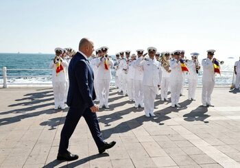 Zi festivă cu tensiuni la Constanța! Premierul Ilie „sărăcie”, primit cu huiduieli la Ziua Marinei în contextul (…)