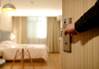 Zeci de turiști riscă să fie dați afară din hotel deși și-au plătit vacanțele. Unul din cei mai vechi touroperatori (…)