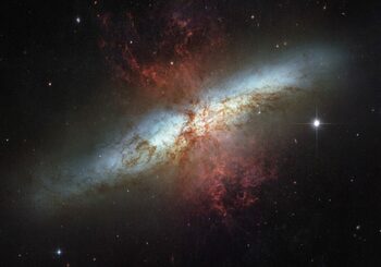Telescopul Hubble a observat o galaxie care formează stele de 10 ori mai rapid decât Calea Lactee