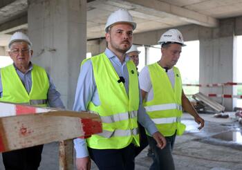 Ministrul Sănătății amenință că medicii care pleacă de la spitalele de stat înainte de program pentru a lucra la (…)