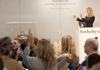 O geantă Birkin care i-a aparţinut lui Jane Birkin, vândută pentru 2,5 milioane euro la o licitație în Abu Dhabi