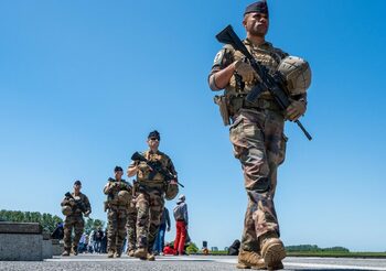 Macron examinează introducerea unui serviciu militar voluntar