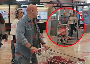 Giulia Anghelescu și soțul, shopping cu țintă precisă. Vlad Huidu s-a lipit de o crăciuniță