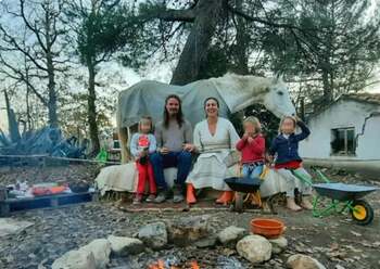 Copii crescuți în pădure, printre cai, măgari și găini, departe de civilizație. Povestea familiei care a renunțat la (…)