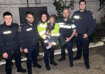 O fetiţă de trei ani, desculţă și doar în rochie, găsită rătăcind pe stradă. Un trecător a observat-o și a sunat la 112