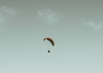 Parapantist rămas agăţat de o stâncă, după o aterizare forţată la Măgura Uroiului / El se află la o înălţime de (…)
