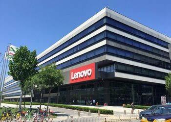 Lenovo – creștere record în primul trimestru fiscal 2025/26. Ajută strategia AI hibridă și inovația
