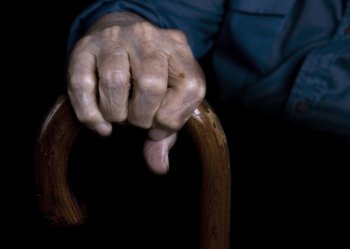 Un centru de bătrâni din Mogoșoaia a fost închis de autorități din cauza condițiilor / 54 de vârstnici au fost relocați