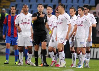 „Te vor cei de la Steaua, ai contractul pe masă”. Fotbalistul era în echipamentul Rapidului când a fost sunat de (…)