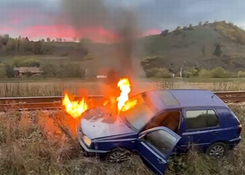 Un șofer a murit după ce mașina lui a intrat într-un șanț și a luat foc