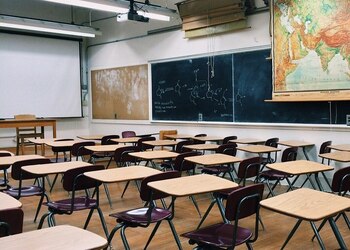 Educația teatrală, materie obligatorie în clasa a XI-a, educația sexuală nu este în programa școlară
