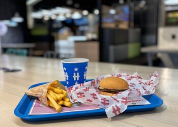 Un cunoscut lanț de fast-food oprește și în România vânzarea meniului pentru copii