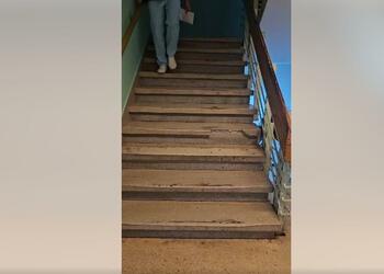 A murit pe scările spitalului din Reșița, după ce o treapă s-a rupt. 