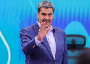 Luat în vizor de Trump, Maduro dansează la un miting convocat pentru a sfida amenințările de intervenție americană (…)