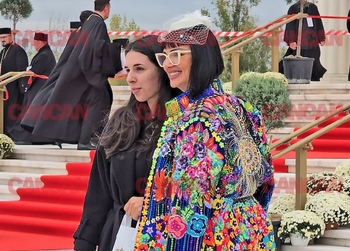 Ținuta BIZARĂ purtată de Ozana Barabancea la sfințirea Catedralei Mântuirii Neamului. Pelerinii au făcut ochii cât (…)