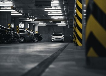 Zeci de mii de șoferi parchează ilegal în București în fiecare an. De ce nu poate recupera primăria 150 de milioane (…)