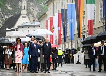 Ce s-a întâmplat când Mirabela Grădinaru și Nicușor Dan și-au făcut apariția în Salzburg, sâmbătă. Cei mici au (…)