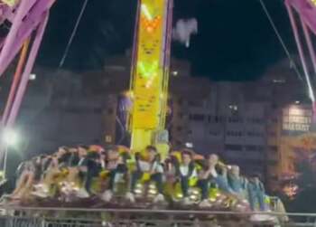 VIDEO Momentul în care o bucată dintr-o tiribombă în care se aflau zeci de tineri cade, într-un parc de distracții (…)