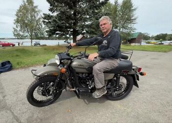 Reacţia unui bărbat din Alaska care a primit cadou de la Putin o motocicletă, în timpul summitului cu Trump