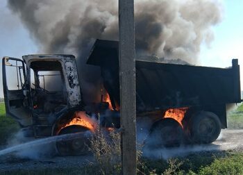Incendiu la o autobasculantă în mers, în Mărțihaz: flăcările au distrus cabina și cauciucurile