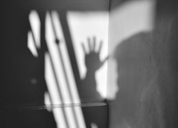 Un elev de 9 ani din Cluj i-a dislocat umărul învățătoarei, a lovit-o cu capul în nas pe directoare și a mușcat-o pe (…)