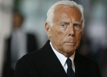 Giorgio Armani a fost omagiat de zeci de celebrități. Printre acestea s-au aflat Donatella Versace, Ralph Lauren, (…)