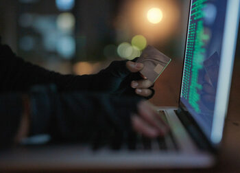 Un tânăr a pierdut 90.000 de lei, din cauza unei escrocherii cu ATM-uri crypto: „E nebunia câștigului”