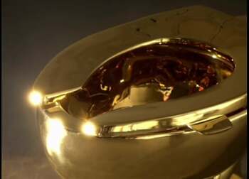 Atemporal sau kitsch? De ce bogații și oamenii celebrii au fost mereu obsedați de toaletele din aur