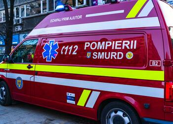 Doi tineri morți în Mureș, după ce au intrat cu motocicleta în două autoturisme