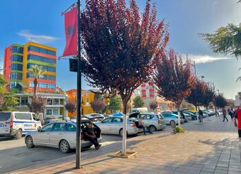 Cum poţi plăti amenzile de parcare în Albania? Românii din Ksamil se plâng că nu au unde parca: „Nu era semn de (…)