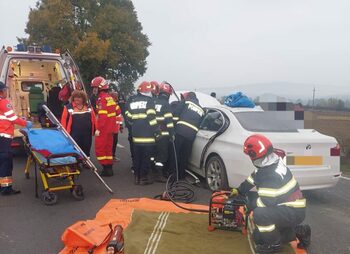 Accident rutier pe DN 67, în localitatea Corcova: un autoturism a lovit un cap de pod