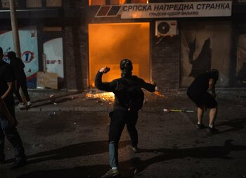 A cincea noapte de proteste în Serbia: Birourile partidului de guvernământ au fost incendiate