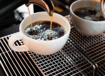 Ce efect are cofeina în combinație cu o dietă bogată în grăsimi și zahăr?