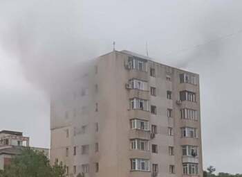 Incendiu în Iași la un apartament dintr-un bloc de zece etaje. Patru oameni au fost duși la spital cu simptome de (…)