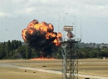 Un avion de mici dimensiuni s-a prăbușit pe un aeroport din Anglia. Martorii au văzut o „bilă de foc”